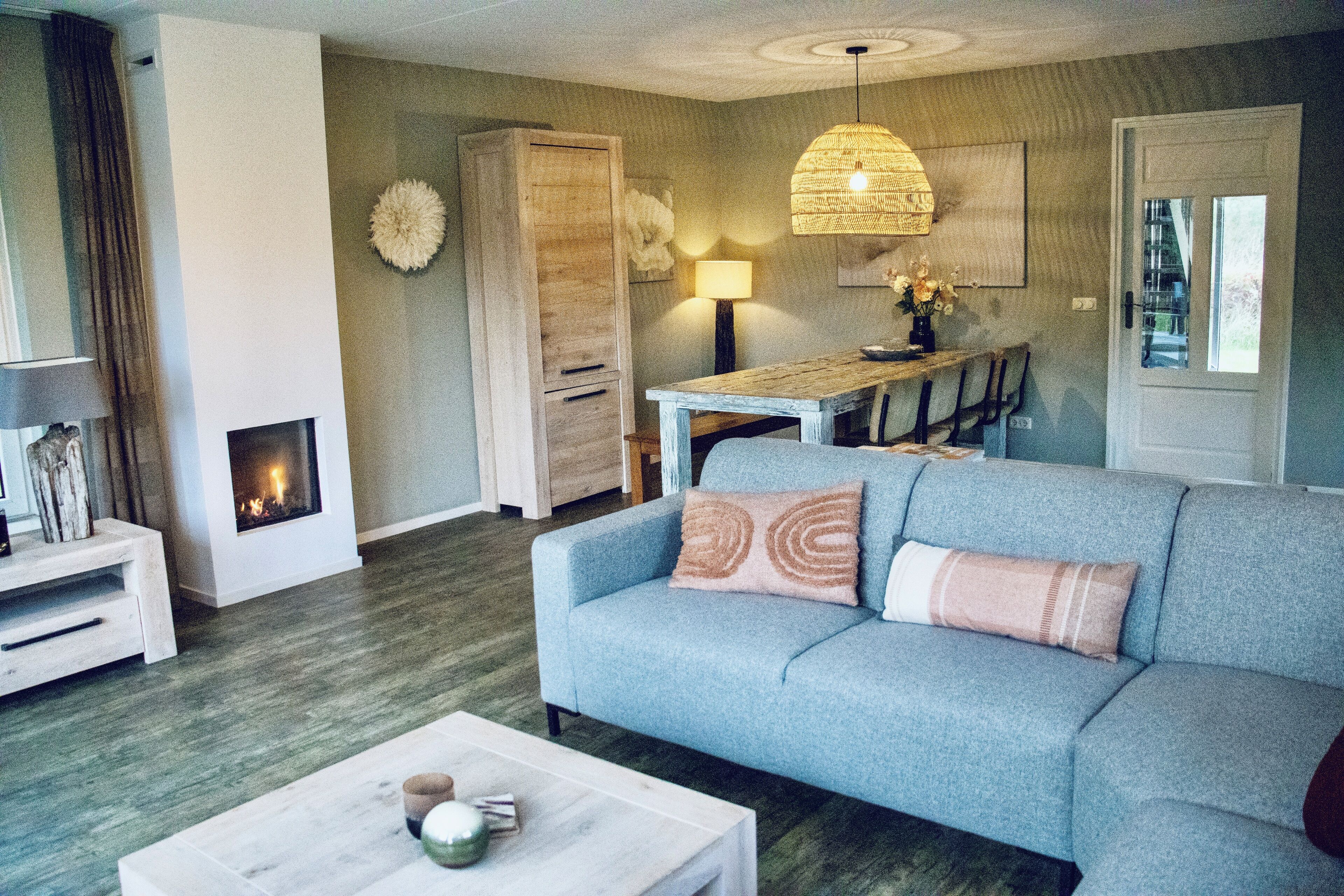 Télévision, cheminée