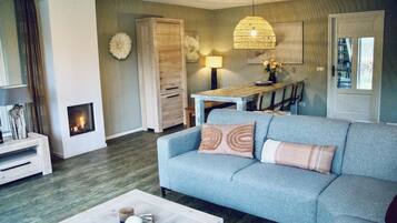 Een televisie en een open haard