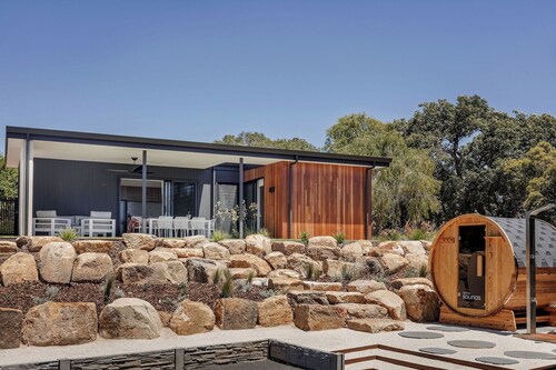 ESCAPE TO PICTURESQUE EAGLE BAY IN THIS BEAUTIFULLY APPOINTED 2 BED STUDIO