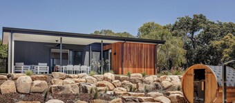 ESCAPE TO PICTURESQUE EAGLE BAY IN THIS BEAUTIFULLY APPOINTED 2 BED STUDIO