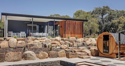 ESCAPE TO PICTURESQUE EAGLE BAY IN THIS BEAUTIFULLY APPOINTED 2 BED STUDIO