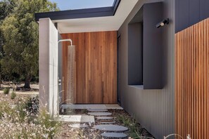 Property grounds - ESCAPE TO PICTURESQUE EAGLE BAY IN THIS BEAUTIFULLY APPOINTED 2 BED STUDIO (Eagle Bay)