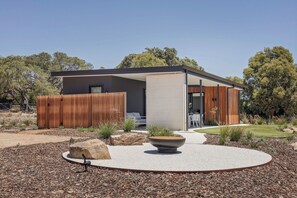 Exterior - ESCAPE TO PICTURESQUE EAGLE BAY IN THIS BEAUTIFULLY APPOINTED 2 BED STUDIO (Eagle Bay)