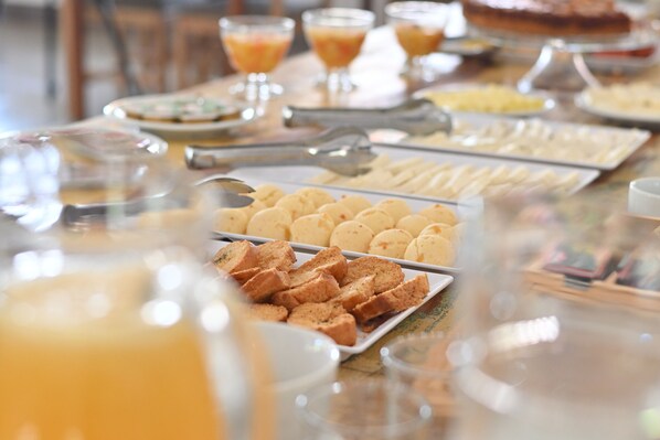 Une table de buffet proposant une variété de plats et de boissons.