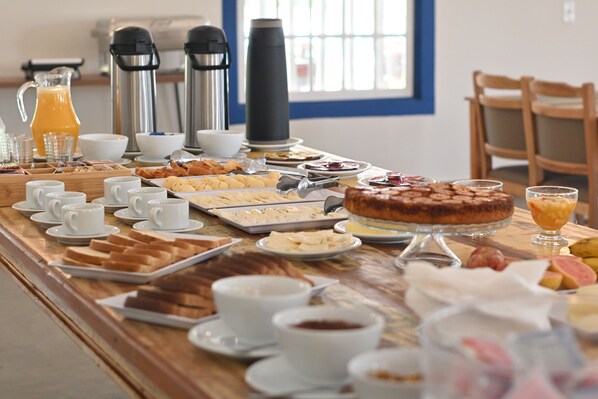 Un bufé de desayuno con diversos alimentos y bebidas.
