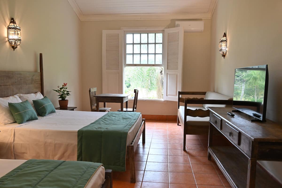 Premium vierpersoonskamer, uitzicht op tuin | Een minibar, een kluis op de kamer, individueel gemeubileerd