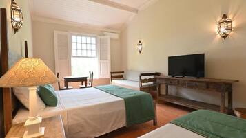 Habitación cuádruple Deluxe, vista al jardín | Servicios de la habitación