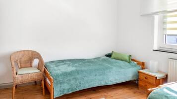 2 bedrooms, iron/ironing board, WiFi, bed sheets