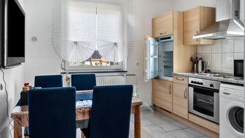 Køleskab, mikrobølgeovn, ovn, kogeplade