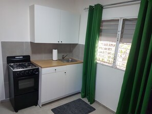 冷蔵庫、オーブン、調理器具と食器