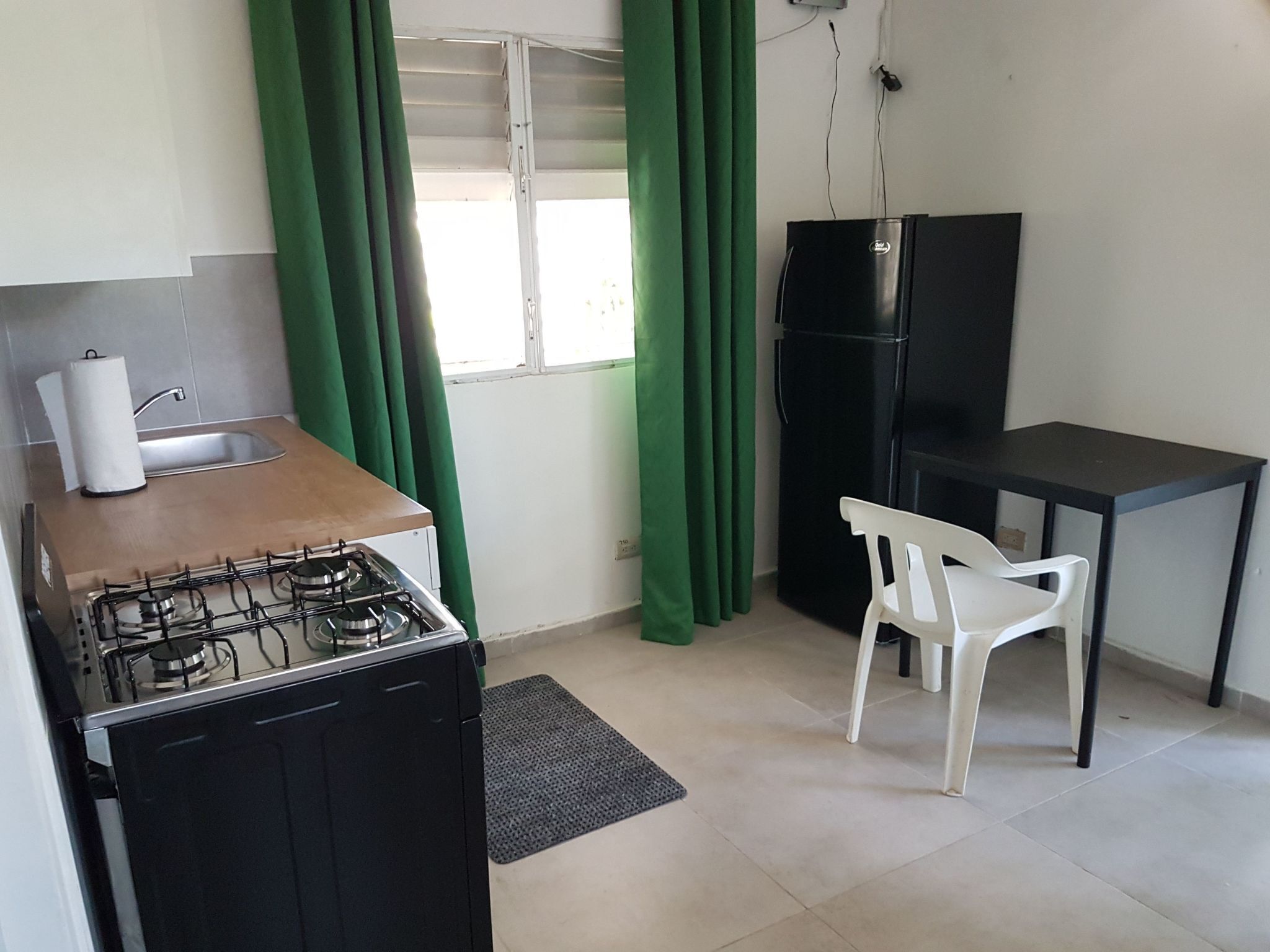 Réfrigérateur, four, batterie de cuisine, vaisselle et ustensiles