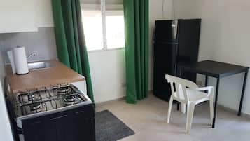 Réfrigérateur, four, batterie de cuisine, vaisselle et ustensiles