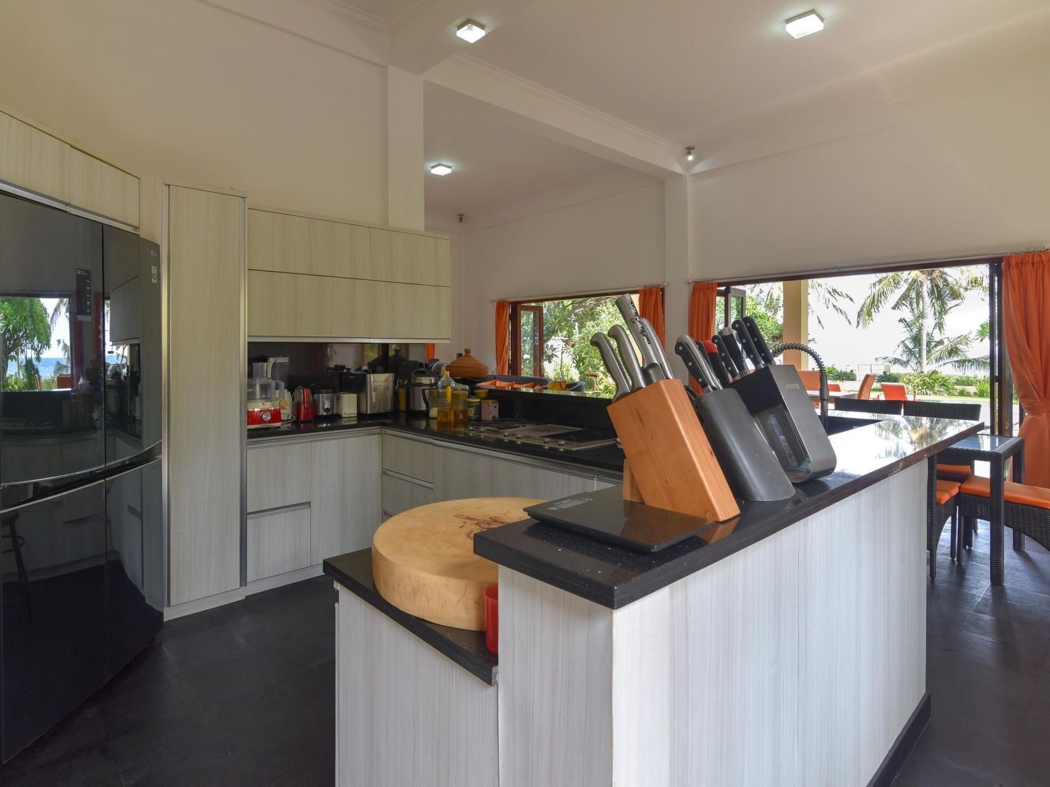 冷蔵庫、電子レンジ、オーブン、調理器具と食器