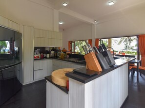 Réfrigérateur, micro-ondes, four