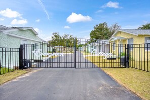 Property grounds - Bright, Clean Studio Minutes to Beaches (Pensacola)