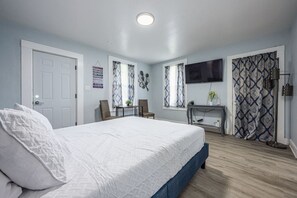 1 bedroom, travel cot, WiFi, bed sheets - Bright, Clean Studio Minutes to Beaches (Pensacola)