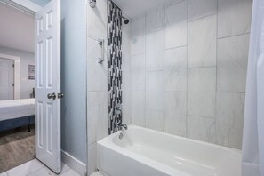 Hair dryer - Bright, Clean Studio Minutes to Beaches (Pensacola)