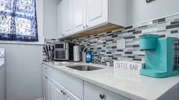 Refrigerador, microondas, parrilla de estufa y cafetera y tetera