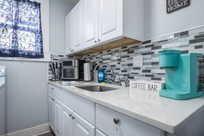 Fridge, microwave, stovetop, coffee/tea maker - Bright, Clean Studio Minutes to Beaches (Pensacola)