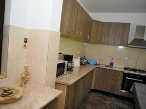 Refrigerador, microondas, horno y utensilios de cocina 