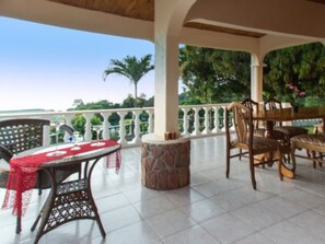 Outdoor dining - Josies Cottage - ganzes Ferienhaus by Interhome (Beau Vallon)