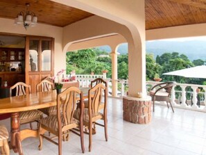 Outdoor dining - Josies Cottage - ganzes Ferienhaus by Interhome (Beau Vallon)