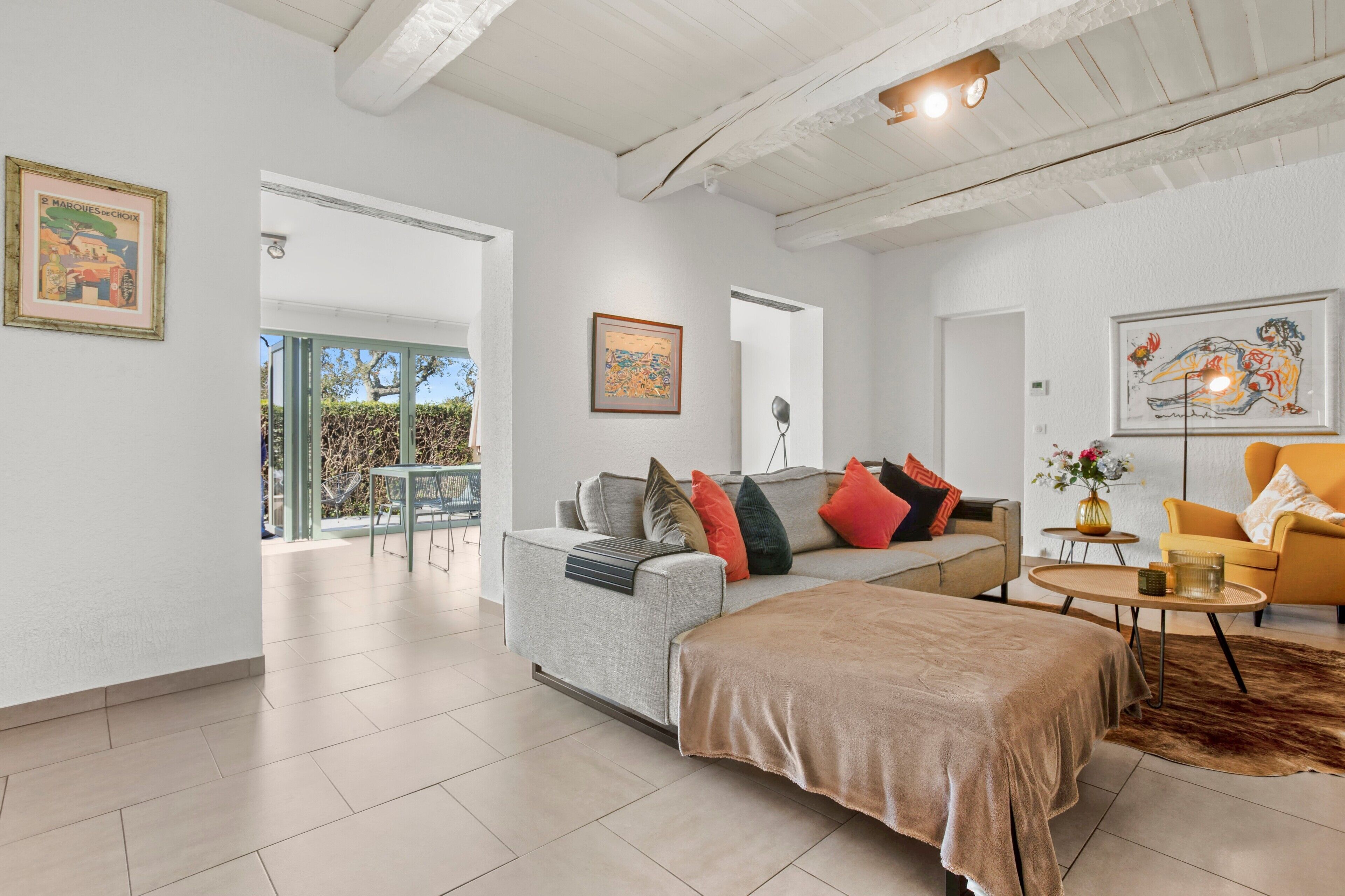 Télévision, cheminée, chaîne hi-fi