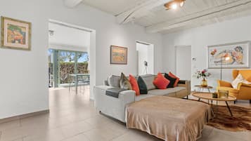 Fernseher, Kamin, Stereoanlage