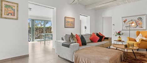 تلفزيون، مدفأة، ستيريو