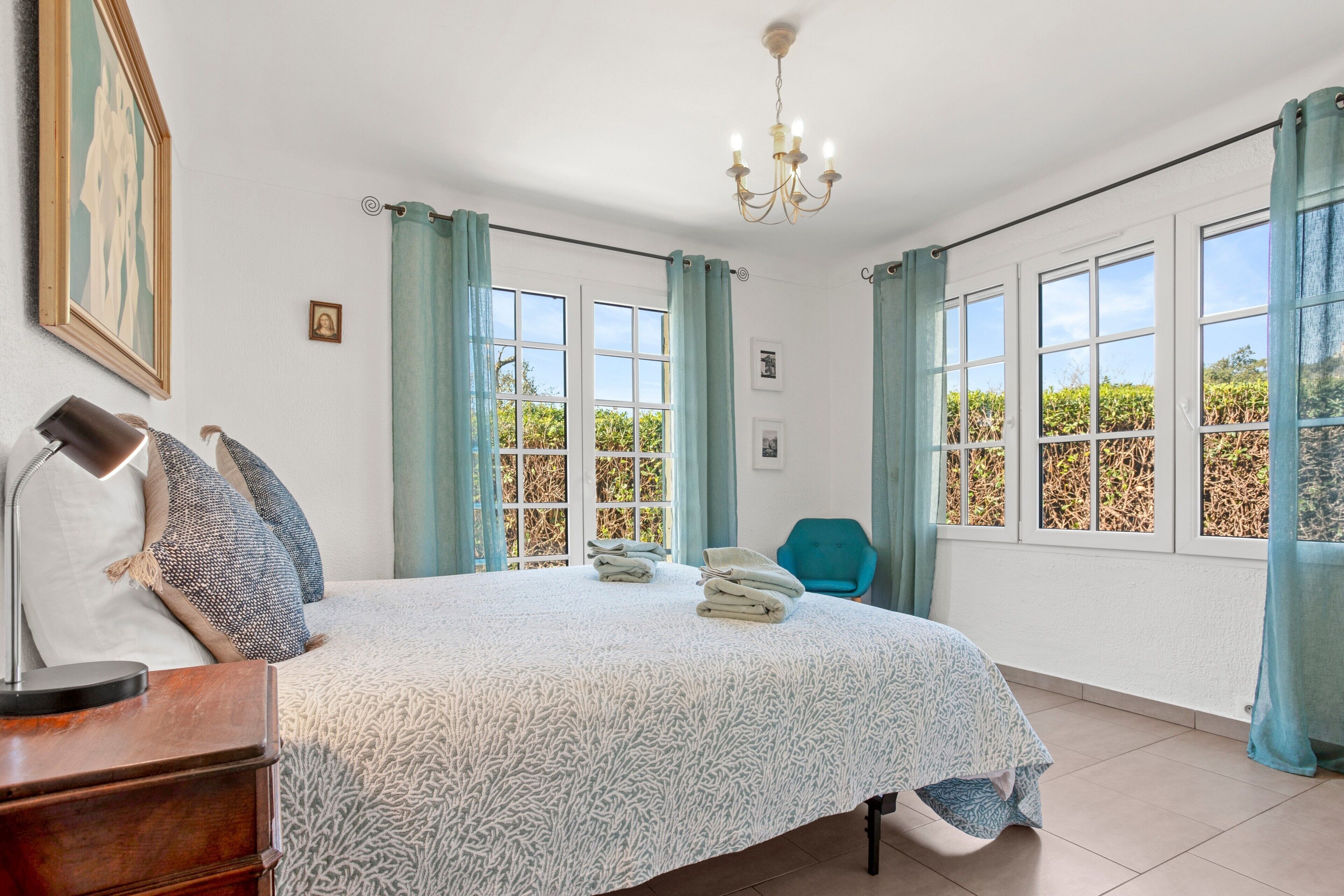 3 bedrooms, iron/ironing board, WiFi, bed sheets