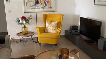 Fernseher, Kamin, Stereoanlage