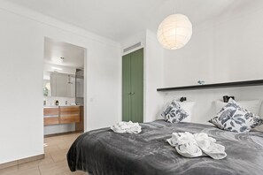 3 habitaciones, tabla de planchar con plancha, wifi y ropa de cama 