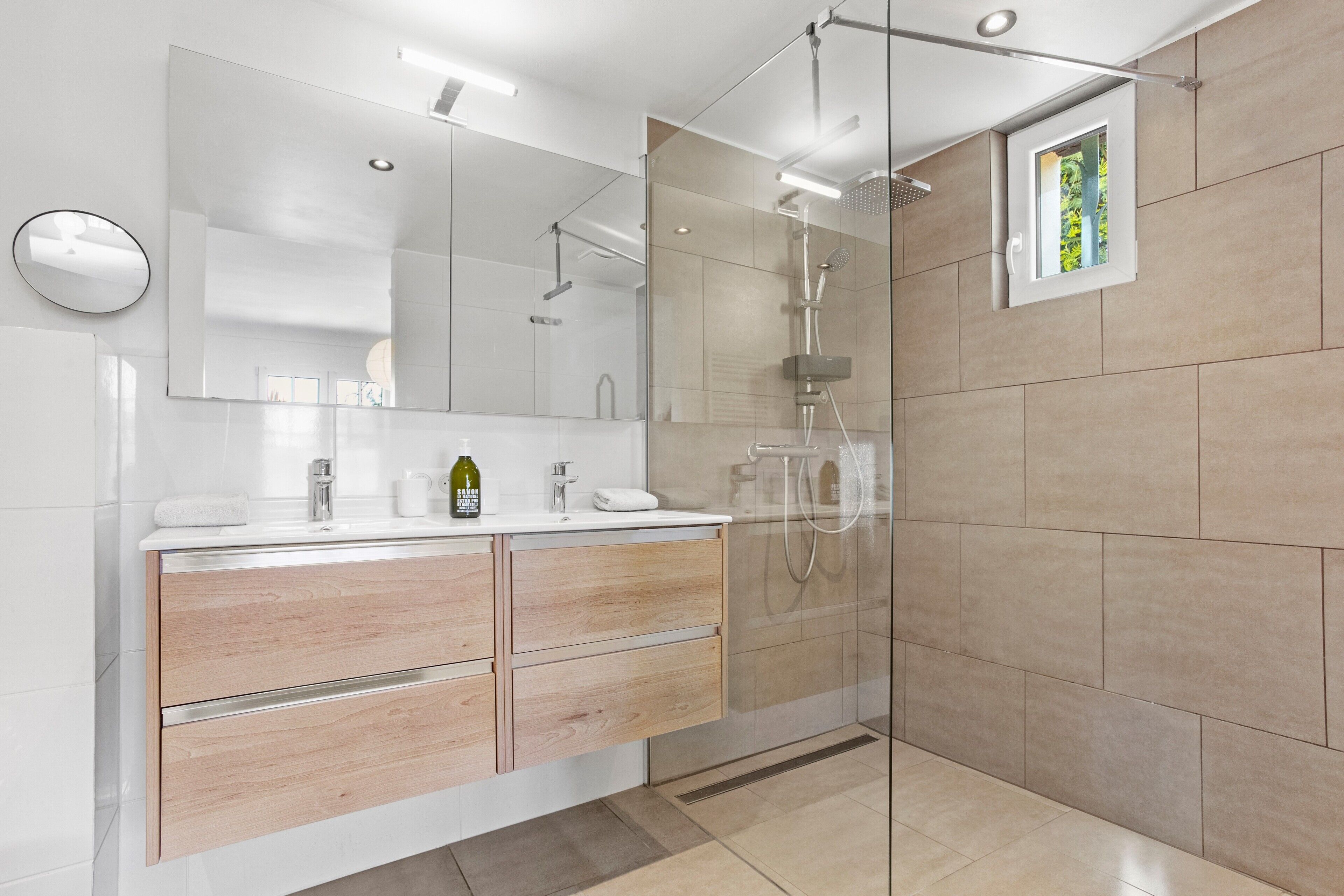 Shower, hair dryer, towels