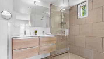 Shower, hair dryer, towels