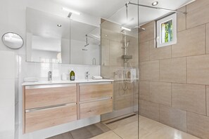 Dusche, Haartrockner, Handtücher