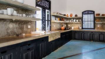 Fridge, cookware/dishes/utensils