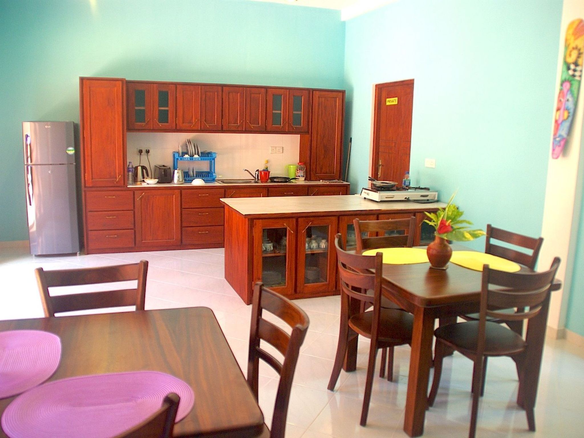 Fridge, cookware/dishes/utensils