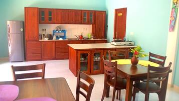 Fridge, cookware/dishes/utensils