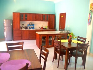 Réfrigérateur, batterie de cuisine, vaisselle et ustensiles