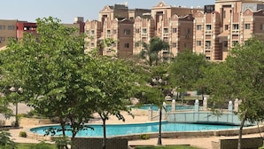 A residential building with a swimming pool surrounded by greenery. - Wohnung "Zayed Continental G" by Interhome (Cairo)