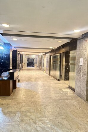 Lobby - Fenster der Wohnung mit Blick auf den Nil in Kairo by Interhome (Cairo)