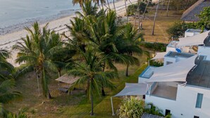 Ein Resort mit Pool, Palmen und Blick auf den Strand.