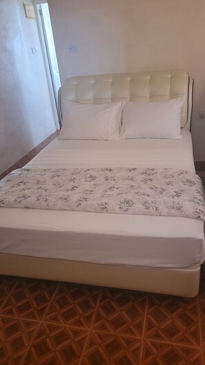 1 chambre, fer et planche à repasser, Wi-Fi gratuit, draps fournis