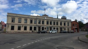 Un bâtiment à deux étages, de style architectural classique, caractérisé par une façade symétrique avec des fenêtres régulièrement espacées et une entrée centrale.