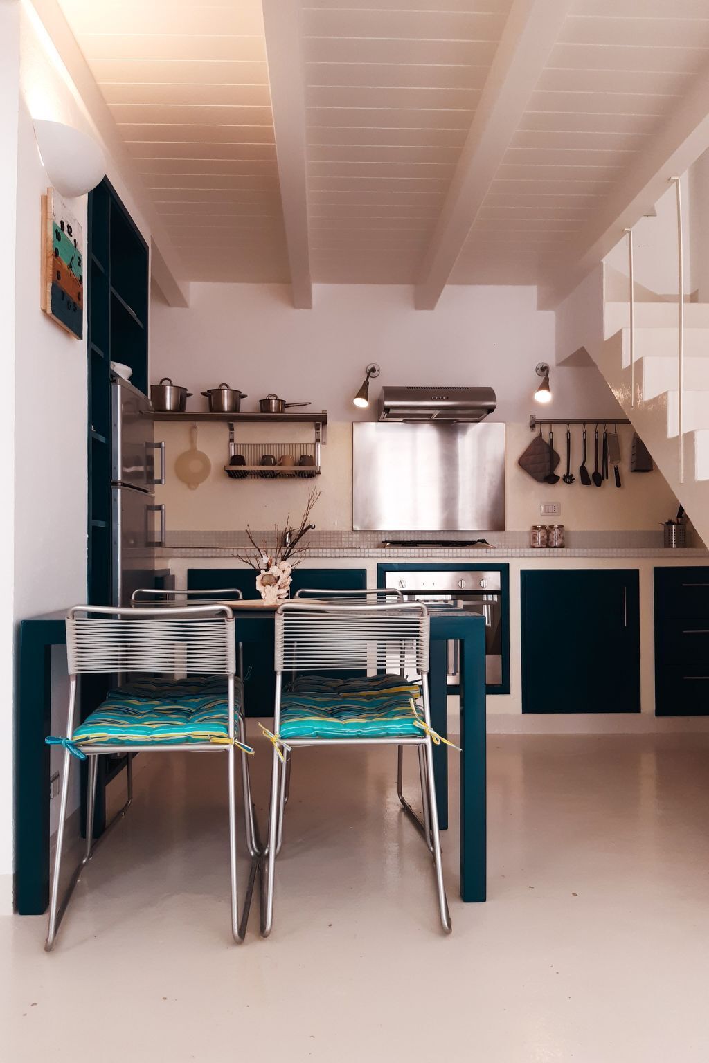 Refrigerador, horno y utensilios de cocina 
