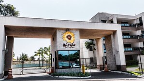 Ein Hotel Eingang mit einem großen Sonnensymbol und dem Schriftzug "Wai Wai" über der Tür.