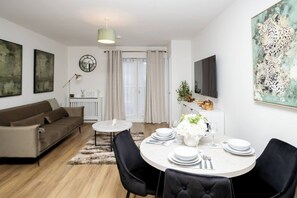 Dining room - The Prime Stay Free Parking EV Charger (Sittingbourne)