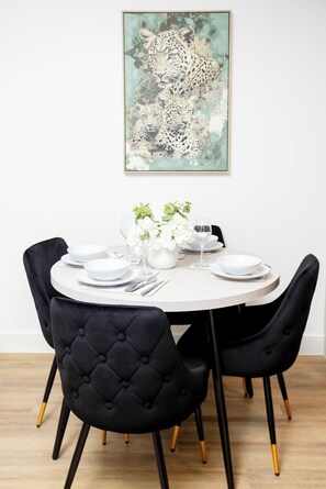 Dining room - The Prime Stay Free Parking EV Charger (Sittingbourne)