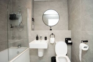 Bathroom - The Prime Stay Free Parking EV Charger (Sittingbourne)