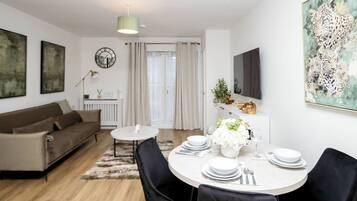 Apartment, 1 Bedroom | Dining room